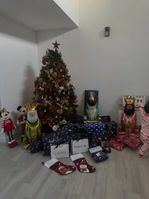 María Toledo Instagram - “Los Reyes se han metido en el globo, mamá”. 
¡Bendita inocencia!!!! 

Si algún día me pierdo, me encontraréis siempre con ellos. 
Mi parejita, por la que merece la pena todo. 
Día de ilusión en los primeros Reyes Magos de mi María.
🫅🏼🫅🤴🏾
Puede que ella no se entere, pero yo sí. 

Mi Vicente y mi María, mi todo. 
¡Os amoooooooo!!!!

#ReyesMagos2026 #miparejita #primerosreyesdemiprincesa #tiempoparaaqui #vidanocorrastanto