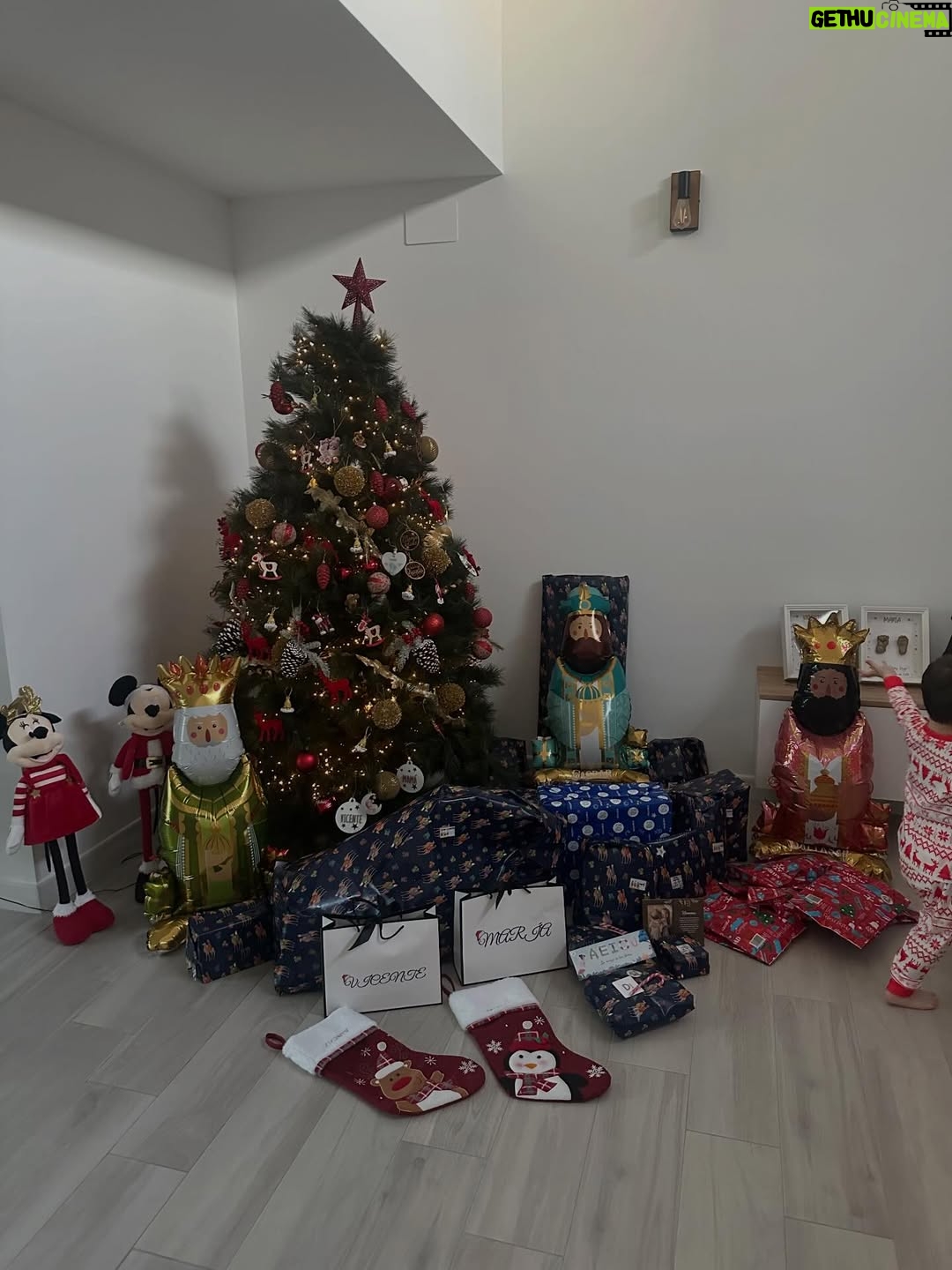 María Toledo - 0.9K Likes - “Los Reyes se han metido en el globo, mamá”. 
¡Bendita inocencia!!!! 

Si algún día me pierdo, me encontraréis siempre con ellos. 
Mi parejita, por la que merece la pena todo. 
Día de ilusión en los primeros Reyes Magos de mi María.
🫅🏼🫅🤴🏾
Puede que ella no se entere, pero yo sí. 

Mi Vicente y mi María, mi todo. 
¡Os amoooooooo!!!!

#ReyesMagos2026 #miparejita #primerosreyesdemiprincesa #tiempoparaaqui #vidanocorrastanto