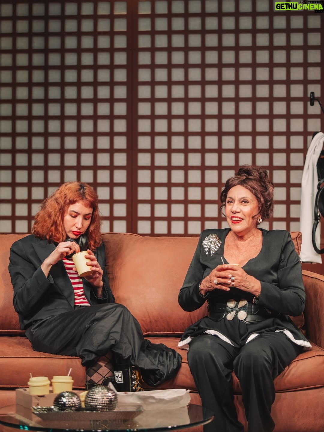 María Valenzuela - 288 Likes - 💐Último fin de semana para meterte en la familia más desbordada del teatro. Solo 4 funciones.

Viernes 19:30h.
Sábado 20h. / 21:45h.
Domingo 20h.

🎫 Entradas disponibles en @plateanet 
o en la boletería del Multitabaris

@noracarpena_ok
@mariavalenzuelaok
@socastiglione
@fercallejon
@urtizbereagonza
@celina.rozenwurcel 

💐Dirección @diazhectorok
