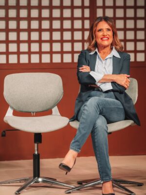 María Valenzuela Instagram - 💐Último fin de semana para meterte en la familia más desbordada del teatro. Solo 4 funciones.

Viernes 19:30h.
Sábado 20h. / 21:45h.
Domingo 20h.

🎫 Entradas disponibles en @plateanet 
o en la boletería del Multitabaris

@noracarpena_ok
@mariavalenzuelaok
@socastiglione
@fercallejon
@urtizbereagonza
@celina.rozenwurcel 

💐Dirección @diazhectorok