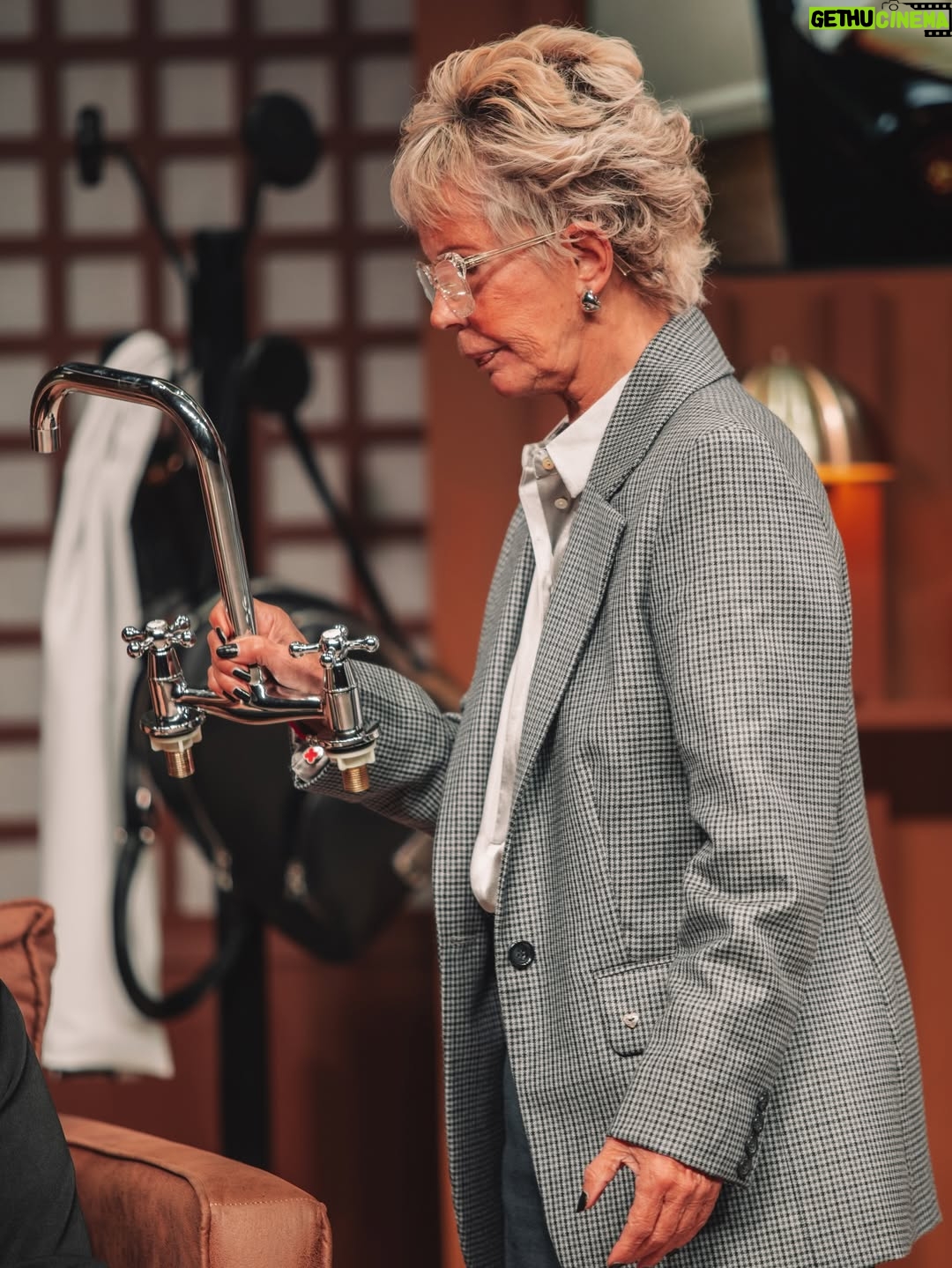 María Valenzuela - 288 Likes - 💐Último fin de semana para meterte en la familia más desbordada del teatro. Solo 4 funciones.

Viernes 19:30h.
Sábado 20h. / 21:45h.
Domingo 20h.

🎫 Entradas disponibles en @plateanet 
o en la boletería del Multitabaris

@noracarpena_ok
@mariavalenzuelaok
@socastiglione
@fercallejon
@urtizbereagonza
@celina.rozenwurcel 

💐Dirección @diazhectorok