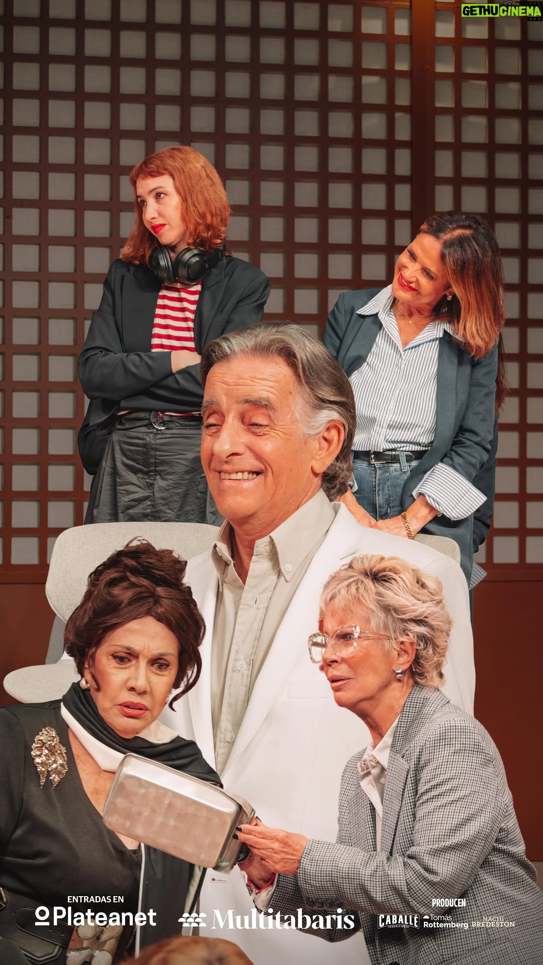 María Valenzuela - 393 Likes - 💐Terminamos el 7 de diciembre…
y esta familia no piensa despedirse en paz.

Miércoles 19:30h.
Jueves 19:30h.
Viernes 19:30h.
Sábado 20h. / 21:45h.
Domingo 20h.

🎫 Entradas disponibles en @plateanet 
o en la boletería del Multitabaris

@noracarpena_ok
@mariavalenzuelaok
@socastiglione
@fercallejon
@urtizbereagonza
@celina.rozenwurcel 

Dirección @diazhectorok 

Una comedia con brillo, ironía y mucho carácter… vení a disfrutarla.

Gracias por acompañarnos:
@ameliaatelieroficial 
@dilectmartinez 
@ivanapicallo  @carmensteffensargentina 
@guzmanabsas 
@juanitajooficial @jessicakessel