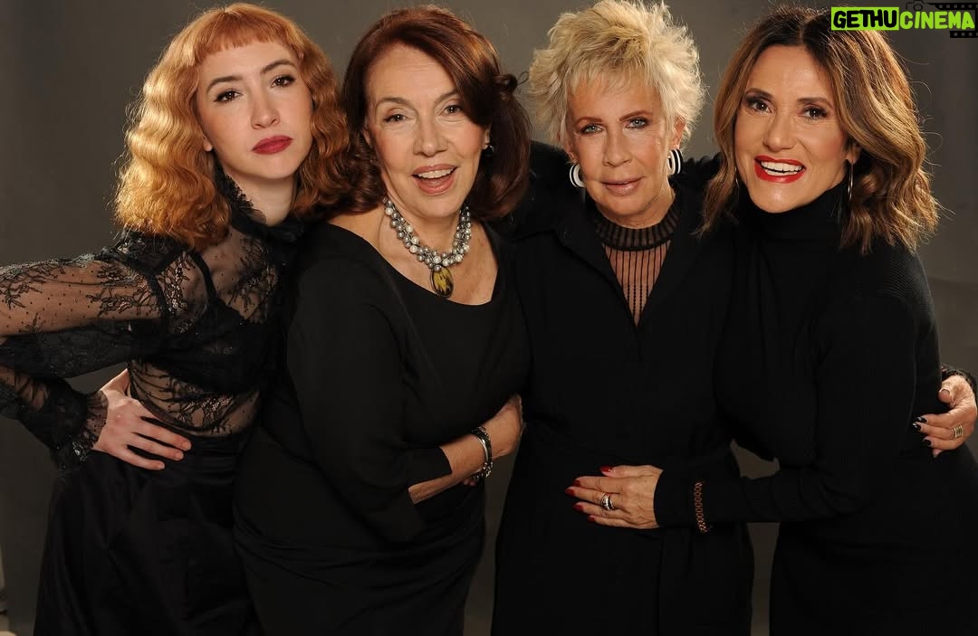 María Valenzuela - 1.2K Likes - 💐Viuda e hijas
Hasta que la herencia nos separe.

@noracarpena_ok 
@mariavalenzuelaok 
@socastiglione 
@fercallejon 
@urtizbereagonza 
 
💐Guión: Alfonso Paso Jr.
💐Dirección: @diazhectorok 

¿Quién tiene más poder?
¿El dinero o la familia?💵

ESTRENO 17 de Septiembre
@multiteatro
Muy pronto a la venta por @plateanet 
📍Teatro Multitabaris 

💐Producción: @juanmanuelcaballe 
@tomas.rottemberg @nachi.nb