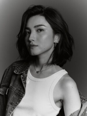 Maria Zhang Instagram - Some much belated birthday thoughts. Really been feeling like I’ve grown into myself recently. To the fam and homies that’ve held it down through thick and thin, you’re a real one. Here’s to settling in.

photos: 懒猫摄影 @chen.7.23
hmu: 丹妮
styling: 🙋🏻‍♀️