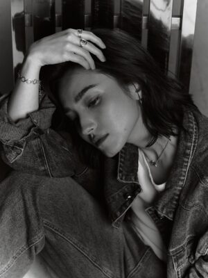 Maria Zhang Instagram - Some much belated birthday thoughts. Really been feeling like I’ve grown into myself recently. To the fam and homies that’ve held it down through thick and thin, you’re a real one. Here’s to settling in.

photos: 懒猫摄影 @chen.7.23
hmu: 丹妮
styling: 🙋🏻‍♀️