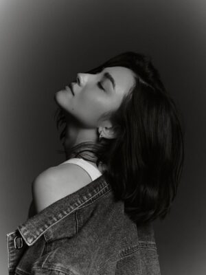 Maria Zhang Instagram - Some much belated birthday thoughts. Really been feeling like I’ve grown into myself recently. To the fam and homies that’ve held it down through thick and thin, you’re a real one. Here’s to settling in.

photos: 懒猫摄影 @chen.7.23
hmu: 丹妮
styling: 🙋🏻‍♀️