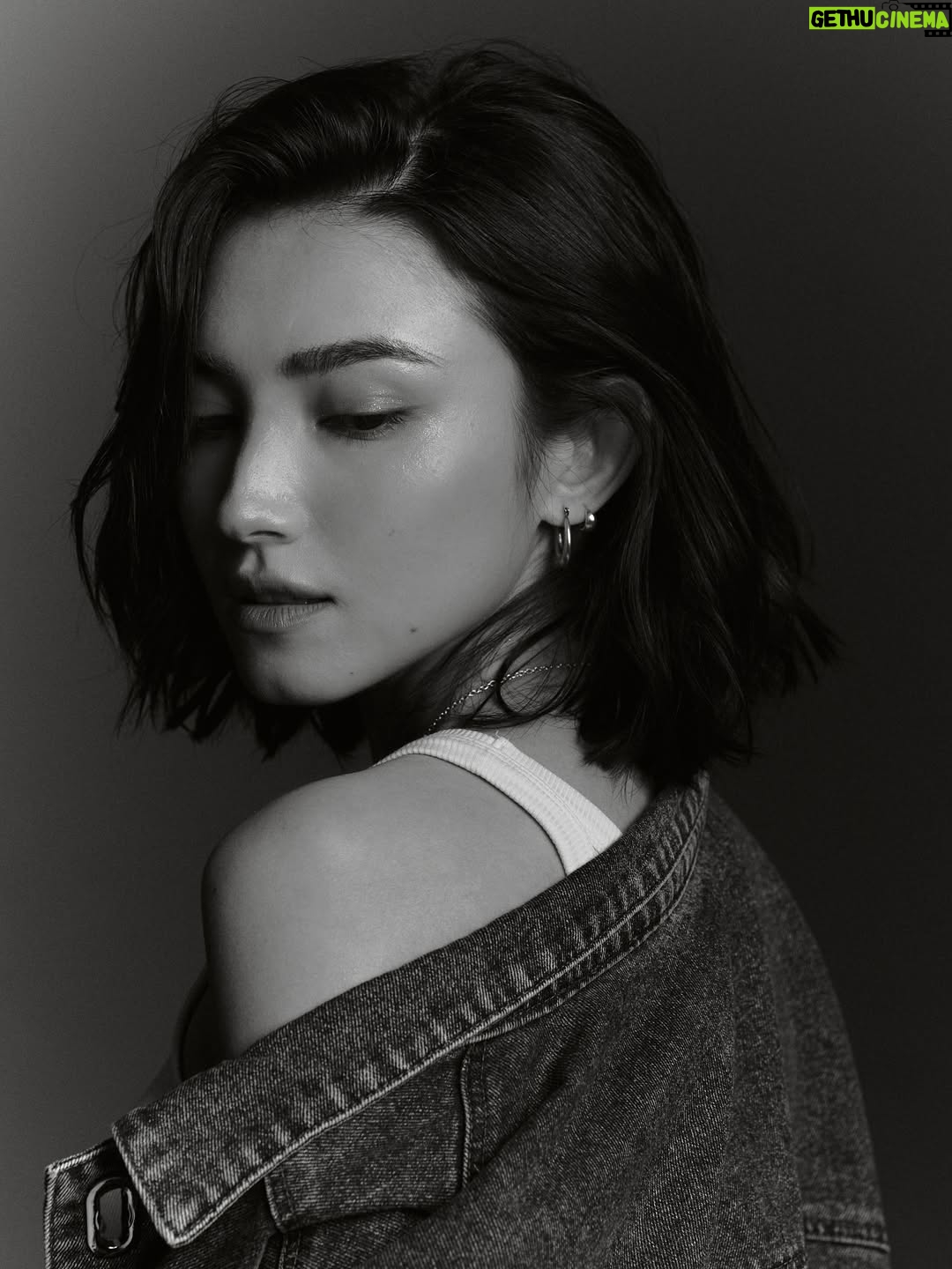 Maria Zhang - 72.5K Likes - Some much belated birthday thoughts. Really been feeling like I’ve grown into myself recently. To the fam and homies that’ve held it down through thick and thin, you’re a real one. Here’s to settling in.

photos: 懒猫摄影 @chen.7.23
hmu: 丹妮
styling: 🙋🏻‍♀️