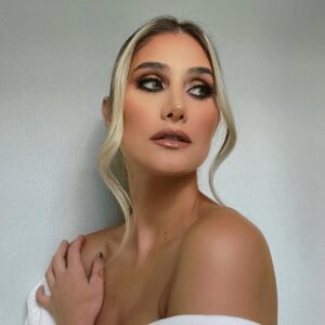 Mariam Habach Instagram - golden girl 💛
Maquillaje @armonqa
Estilismo @pittermeneses