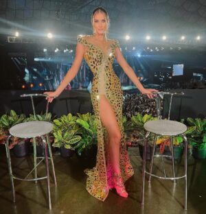 Mariam Habach Instagram - ¡70 años del Magno Evento de la Belleza! El Miss Venezuela 🇻🇪 bajo la cúpula del Poliedro de Caracas.
Una emoción indescriptible y vivencialmente inexplicable 💛💙❤️ que bonito volver luego de 7 años.
Luciendo un traje de @nidaldesigner
Maquillada por @armonqa
Arreglada por @pittermeneses
Accesorios @alejandro_arraiz