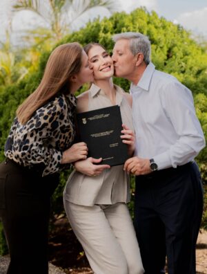 Mariam Habach Instagram - Hay muchas cosas que puedo lograr sola, pero nada tiene el mismo sentido si no están ellos. Mis pilares, mis bases, los que han estado en cada etapa aplaudiendo mis logros, sosteniéndome en mis caídas, y celebrando conmigo incluso los pasos pequeños.
Todo lo que soy, lo que he construido y lo que sigo soñando, tiene un pedacito de su esfuerzo y de su amor.No sé si algún día podré devolverles todo lo que me han dado, pero sí sé que cada logro mío también les pertenece. Ellos no solo me acompañan si no que me impulsan, me calman, me recuerdan quién soy cuando el mundo se mueve rápido.
Todo lo que he logrado tiene sus huellas, su confianza, su forma silenciosa de estar siempre. No hay meta que se sienta completa si no los tengo a mi lado, porque ellos son el principio y el regreso de todo.
Mis papás, mi mayor regalo de vida.