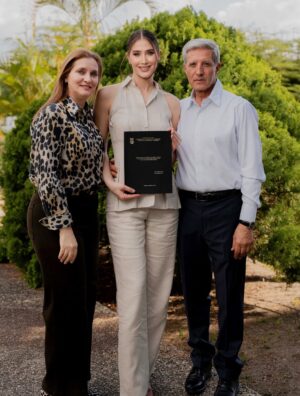 Mariam Habach Instagram - Hay muchas cosas que puedo lograr sola, pero nada tiene el mismo sentido si no están ellos. Mis pilares, mis bases, los que han estado en cada etapa aplaudiendo mis logros, sosteniéndome en mis caídas, y celebrando conmigo incluso los pasos pequeños.
Todo lo que soy, lo que he construido y lo que sigo soñando, tiene un pedacito de su esfuerzo y de su amor.No sé si algún día podré devolverles todo lo que me han dado, pero sí sé que cada logro mío también les pertenece. Ellos no solo me acompañan si no que me impulsan, me calman, me recuerdan quién soy cuando el mundo se mueve rápido.
Todo lo que he logrado tiene sus huellas, su confianza, su forma silenciosa de estar siempre. No hay meta que se sienta completa si no los tengo a mi lado, porque ellos son el principio y el regreso de todo.
Mis papás, mi mayor regalo de vida.