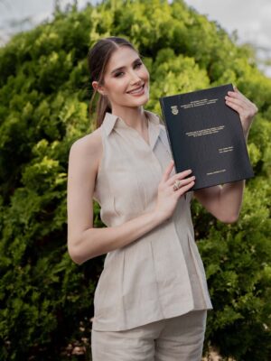 Mariam Habach Instagram - Académicamente Especialista en Gerencia en Salud.
Ayer cerré un ciclo que empecé hace unos años, defendí oficialmente mi Trabajo Especial de Grado para obtener el título de Especialista en Gerencia en Salud.
Mi primera especialidad después de dos carreras de pregrado, un camino que no ha sido perfecto, pero sí profundamente mío.
Hubo un año en el que congelé la carrera, dudé, me detuve y los días pasaron pero también hubo un día en el que decidí volver. Porque solo faltaban seis meses, porque ya había llegado demasiado lejos como para abandonarme a mí misma, y porque sabía que este paso era parte de la profesional que estoy construyendo.
Ha sido una aventura, una mezcla de disciplina, sacrificio, trasnochos, clases, trabajo, pacientes, viajes y retos personales.
Lo hice por mí, pero también por todo lo que represento en el área de la salud mental y la salud bucal, dos profesiones que escogí porque creo fielmente en mi convicción como profesional.
Hoy siento que por fin llegó el momento, ese de muchos que imaginé, que esperé, que pospuse, que retomé… y que ahora estoy viviendo.
Y estoy feliz.
Feliz de haber confiado, de haber regresado, de haberme exigido y de haberme permitido crecer.
Feliz porque este título no es solo un logro académico, es un recordatorio de que siempre puedo empezar de nuevo, cerrar procesos y elegir avanzar, pase lo que pase, cueste lo que cueste.
Y no puedo terminar esto sin agradecerle an mis profesores y tutores que me guiaron y exigieron. A mis amigos, que siempre encuentran la manera de estar. Y a todas las personas que, de alguna forma me impulsan, me escuchan, me leen y me recuerdan que no camino sola.
A quienes están en su propio camino les dijo que no importa cuánto tardes, lo importante es que sigas. Que no importa lo que hagas, que sigas a tu corazón e intuición.
Todo llega incluso lo que un día se sintió lejano.
Gracias,
@arcadiodiazofficial por vestirme en este momento tan importante.
@diegogonzalezfotos por capturar cada momento.
@ferrgomezr por maquillarme y dejarme hermosa.