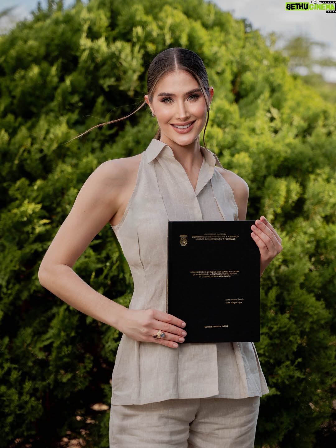 Mariam Habach - 43.7K Likes - Académicamente Especialista en Gerencia en Salud. 

Ayer cerré un ciclo que empecé hace unos años, defendí oficialmente mi Trabajo Especial de Grado para obtener el título de Especialista en Gerencia en Salud.
Mi primera especialidad después de dos carreras de pregrado, un camino que no ha sido perfecto, pero sí profundamente mío.

Hubo un año en el que congelé la carrera, dudé, me detuve y los días pasaron pero también hubo un día en el que decidí volver. Porque solo faltaban seis meses, porque ya había llegado demasiado lejos como para abandonarme a mí misma, y porque sabía que este paso era parte de la profesional que estoy construyendo.

Ha sido una aventura, una mezcla de disciplina, sacrificio, trasnochos, clases, trabajo, pacientes, viajes y retos personales.
Lo hice por mí, pero también por todo lo que represento en el área de la salud mental y la salud bucal, dos profesiones que escogí porque creo fielmente en mi convicción como profesional. 

Hoy siento que por fin llegó el momento, ese de muchos que imaginé, que esperé, que pospuse, que retomé… y que ahora estoy viviendo.

Y estoy feliz.
Feliz de haber confiado, de haber regresado, de haberme exigido y de haberme permitido crecer.
Feliz porque este título no es solo un logro académico, es un recordatorio de que siempre puedo empezar de nuevo, cerrar procesos y elegir avanzar, pase lo que pase, cueste lo que cueste. 

Y no puedo terminar esto sin agradecerle an mis profesores y tutores que me guiaron y exigieron. A mis amigos, que siempre encuentran la manera de estar. Y a todas las personas que, de alguna forma me impulsan, me escuchan, me leen y me recuerdan que no camino sola.

A quienes están en su propio camino les dijo que no importa cuánto tardes, lo importante es que sigas. Que no importa lo que hagas, que sigas a tu corazón e intuición. 
Todo llega incluso lo que un día se sintió lejano.

 

Gracias, 
@arcadiodiazofficial por vestirme en este momento tan importante. 
@diegogonzalezfotos por capturar cada momento. 
@ferrgomezr por maquillarme y dejarme hermosa.