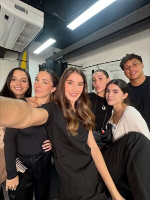 Mariam Habach Instagram - Fotos que nunca compartí….🙋🏼♀️☠️
1. Mi look final de la inauguración de @fariasandco_
2. El equipo que hizo posible las fotos de mi web que aún no sale
3. Un video que me encantó del día de la sesión de fotos para mi web que ya pronto verán.
4. Yo en el gym y haciendo las pasas con mi cuerpo.
5. El dia que fui a @ceprocan.baruta para conocerlo y ser su madrina de mes, quería llevármelos a todos.
6. El día de la exposición de mis primeros poster y tema libre, quedamos de tercer lugar.
7. Gente que quiero y que siempre está para dejarme bella.
8. Las telas para escoger el color de mi set con que haré mi defensa del TEG de mi especialidad que me lo está haciendo @arcadiodiazofficial
9. Mi look de la boda que fui y nunca monte nada, les debo eso.
10. Yo un poco estresada porque no me salían unos puntos cefalométricos del diplomado y me tome una foto para ver si tenía cara de tragedia y efectivamente, me cuesta sacar un par de ángulos.