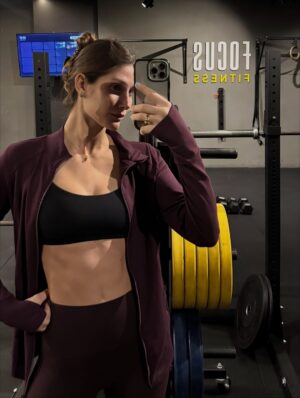 Mariam Habach Instagram - Fotos que nunca compartí….🙋🏼♀️☠️
1. Mi look final de la inauguración de @fariasandco_
2. El equipo que hizo posible las fotos de mi web que aún no sale
3. Un video que me encantó del día de la sesión de fotos para mi web que ya pronto verán.
4. Yo en el gym y haciendo las pasas con mi cuerpo.
5. El dia que fui a @ceprocan.baruta para conocerlo y ser su madrina de mes, quería llevármelos a todos.
6. El día de la exposición de mis primeros poster y tema libre, quedamos de tercer lugar.
7. Gente que quiero y que siempre está para dejarme bella.
8. Las telas para escoger el color de mi set con que haré mi defensa del TEG de mi especialidad que me lo está haciendo @arcadiodiazofficial
9. Mi look de la boda que fui y nunca monte nada, les debo eso.
10. Yo un poco estresada porque no me salían unos puntos cefalométricos del diplomado y me tome una foto para ver si tenía cara de tragedia y efectivamente, me cuesta sacar un par de ángulos.