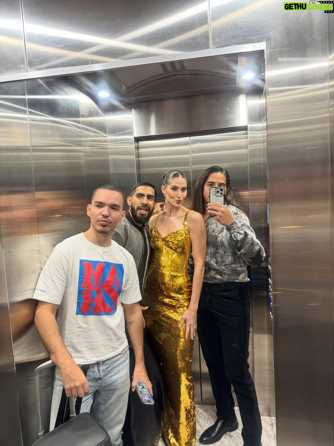 Mariam Habach - 26.3K Likes - Fotos que nunca compartí….🙋🏼‍♀️☠️

1.	Mi look final de la inauguración de @fariasandco_ 
2.	El equipo que hizo posible las fotos de mi web que aún no sale
3.	Un video que me encantó del día de la sesión de fotos para mi web que ya pronto verán.
4.	Yo en el gym y haciendo las pasas con mi cuerpo. 
5.	El dia que fui a @ceprocan.baruta para conocerlo y ser su madrina de mes, quería llevármelos a todos. 
6.	El día de la exposición de mis primeros poster y tema libre, quedamos de tercer lugar. 
7.	Gente que quiero y que siempre está para dejarme bella. 
8.	Las telas para escoger el color de mi set con que haré mi defensa del TEG de mi especialidad que me lo está haciendo @arcadiodiazofficial 
9.	Mi look de la boda que fui y nunca monte nada, les debo eso.
10.	Yo un poco estresada porque no me salían unos puntos cefalométricos del diplomado y me tome una foto para ver si tenía cara de tragedia y efectivamente, me cuesta sacar un par de ángulos.