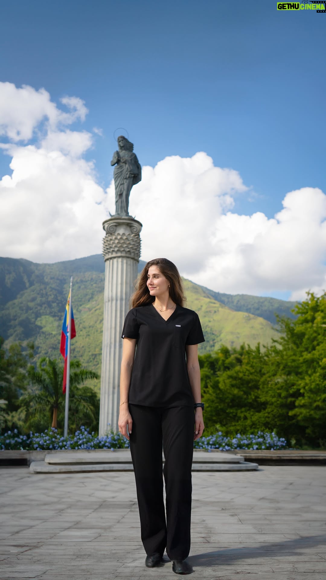 Mariam Habach - 24.3K Likes - Hay días que nunca se olvidarán, este fue uno de ellos. 
Mi primer día como docente universitario, entra a las tres aulas, ver tantas miradas curiosas, y saber que ahora soy yo quien está del otro lado fue simplemente una marca que jamás se quitará. Una mezcla de nervios, emoción y gratitud que sentí al estar ahí. 
Enseñar en la universidad no es solo hablar de psicología, es transmitir lo que la vida me enseña fuera del aula.
Es cerrar un ciclo y abrir otro, el compartir lo que alguna vez soñé aprender. 
Hoy justo confirmo que estoy donde tengo que estar.