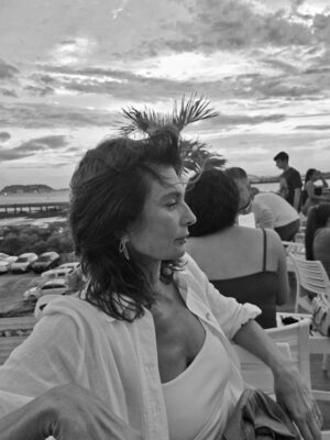 Mariana Arias Instagram - Gracias por tan lindas vacaciones! 
Panamá nos sorprendió con su hospitalidad, su gente, su comida de mar, playas increíbles (Bocas Del Toro).
Gracias @olgasinclair por recibirnos en tu casa para esperar el nuevo año! Gran artista Panameña (la mejor) amiga ♥️
Ahi vamos!! Love you @eduardoyeyati