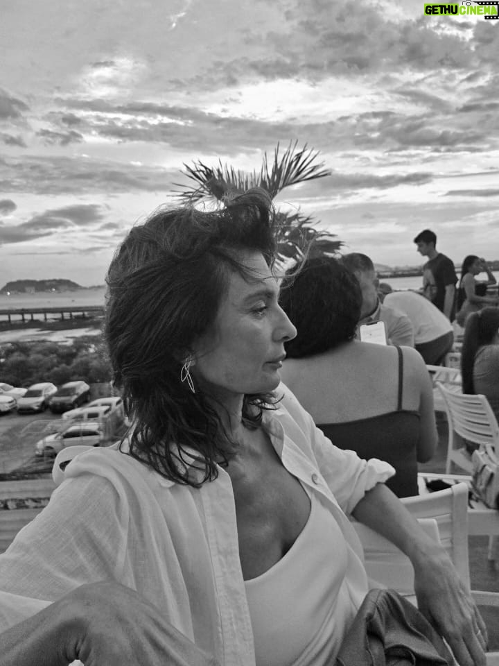 Mariana Arias - 1.3K Likes - Gracias por tan lindas vacaciones! 
Panamá nos sorprendió con su hospitalidad, su gente, su comida de mar, playas increíbles (Bocas Del Toro).
Gracias @olgasinclair por recibirnos en tu casa para esperar el nuevo año! Gran artista Panameña (la mejor) amiga ♥️
Ahi vamos!! Love you @eduardoyeyati