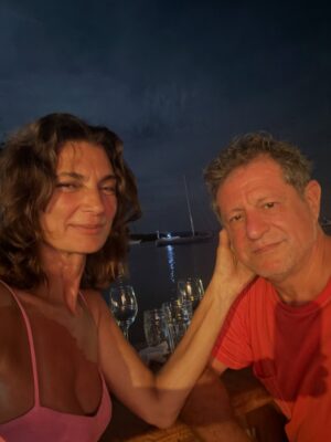 Mariana Arias Instagram - Gracias por tan lindas vacaciones! 
Panamá nos sorprendió con su hospitalidad, su gente, su comida de mar, playas increíbles (Bocas Del Toro).
Gracias @olgasinclair por recibirnos en tu casa para esperar el nuevo año! Gran artista Panameña (la mejor) amiga ♥️
Ahi vamos!! Love you @eduardoyeyati