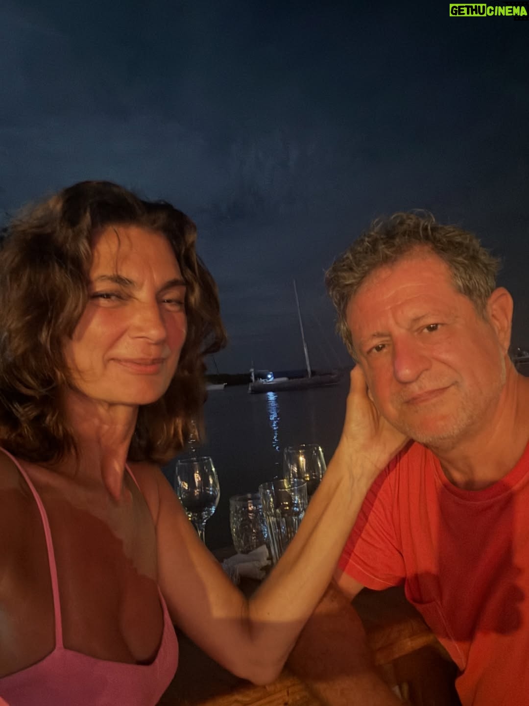 Mariana Arias - 1.3K Likes - Gracias por tan lindas vacaciones! 
Panamá nos sorprendió con su hospitalidad, su gente, su comida de mar, playas increíbles (Bocas Del Toro).
Gracias @olgasinclair por recibirnos en tu casa para esperar el nuevo año! Gran artista Panameña (la mejor) amiga ♥️
Ahi vamos!! Love you @eduardoyeyati