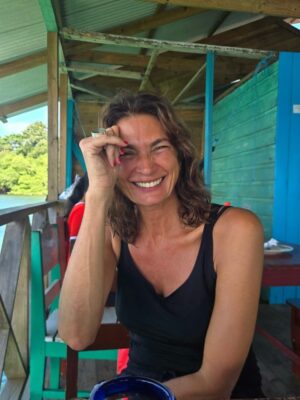 Mariana Arias Instagram - Gracias por tan lindas vacaciones! 
Panamá nos sorprendió con su hospitalidad, su gente, su comida de mar, playas increíbles (Bocas Del Toro).
Gracias @olgasinclair por recibirnos en tu casa para esperar el nuevo año! Gran artista Panameña (la mejor) amiga ♥️
Ahi vamos!! Love you @eduardoyeyati
