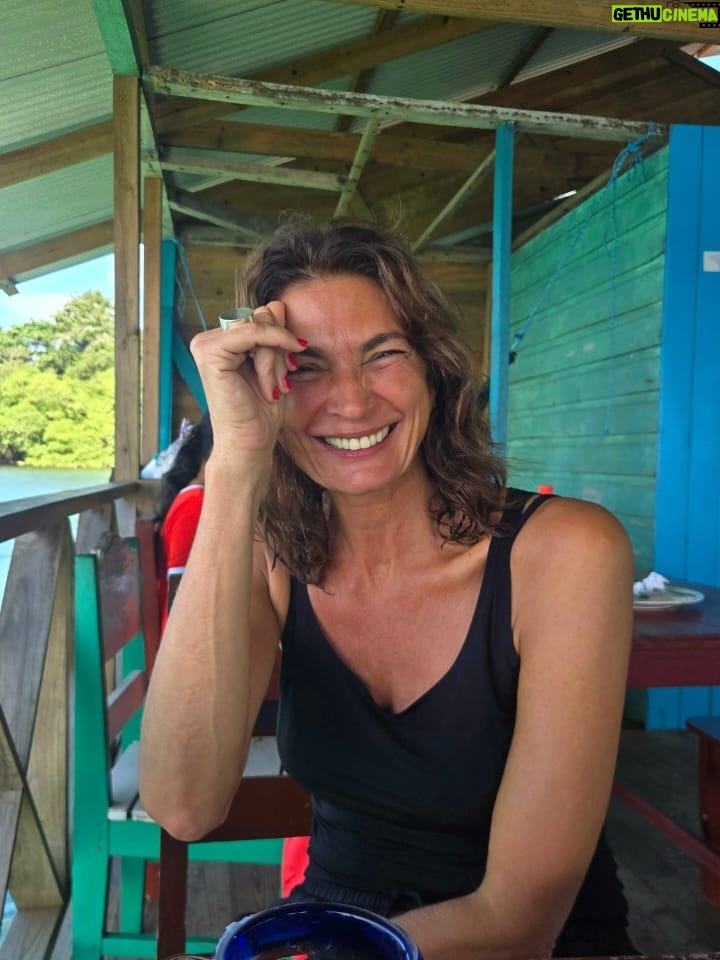 Mariana Arias - 1.3K Likes - Gracias por tan lindas vacaciones! 
Panamá nos sorprendió con su hospitalidad, su gente, su comida de mar, playas increíbles (Bocas Del Toro).
Gracias @olgasinclair por recibirnos en tu casa para esperar el nuevo año! Gran artista Panameña (la mejor) amiga ♥️
Ahi vamos!! Love you @eduardoyeyati