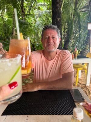 Mariana Arias Instagram - Gracias por tan lindas vacaciones! 
Panamá nos sorprendió con su hospitalidad, su gente, su comida de mar, playas increíbles (Bocas Del Toro).
Gracias @olgasinclair por recibirnos en tu casa para esperar el nuevo año! Gran artista Panameña (la mejor) amiga ♥️
Ahi vamos!! Love you @eduardoyeyati