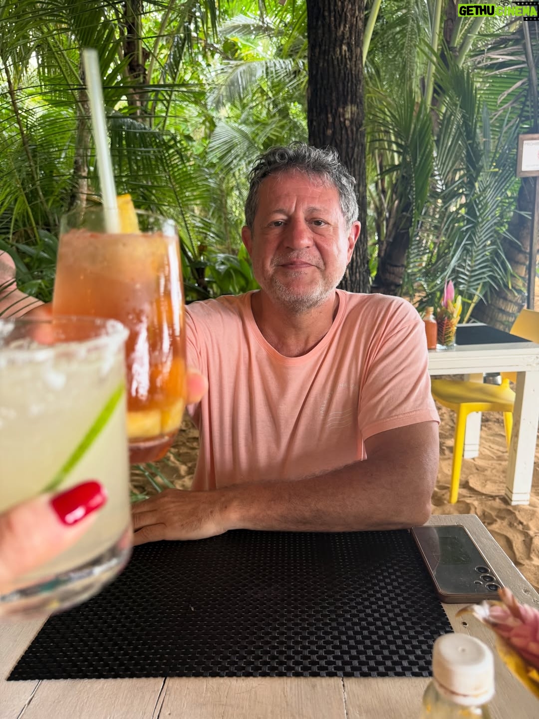 Mariana Arias - 1.3K Likes - Gracias por tan lindas vacaciones! 
Panamá nos sorprendió con su hospitalidad, su gente, su comida de mar, playas increíbles (Bocas Del Toro).
Gracias @olgasinclair por recibirnos en tu casa para esperar el nuevo año! Gran artista Panameña (la mejor) amiga ♥️
Ahi vamos!! Love you @eduardoyeyati