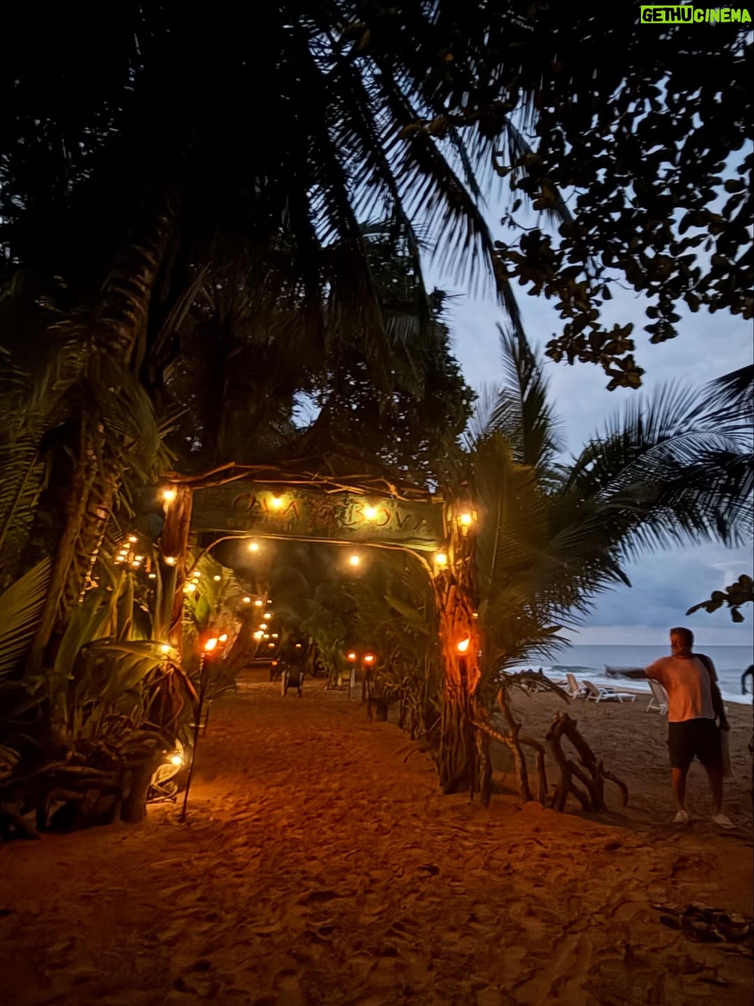 Mariana Arias - 1.3K Likes - Gracias por tan lindas vacaciones! 
Panamá nos sorprendió con su hospitalidad, su gente, su comida de mar, playas increíbles (Bocas Del Toro).
Gracias @olgasinclair por recibirnos en tu casa para esperar el nuevo año! Gran artista Panameña (la mejor) amiga ♥️
Ahi vamos!! Love you @eduardoyeyati
