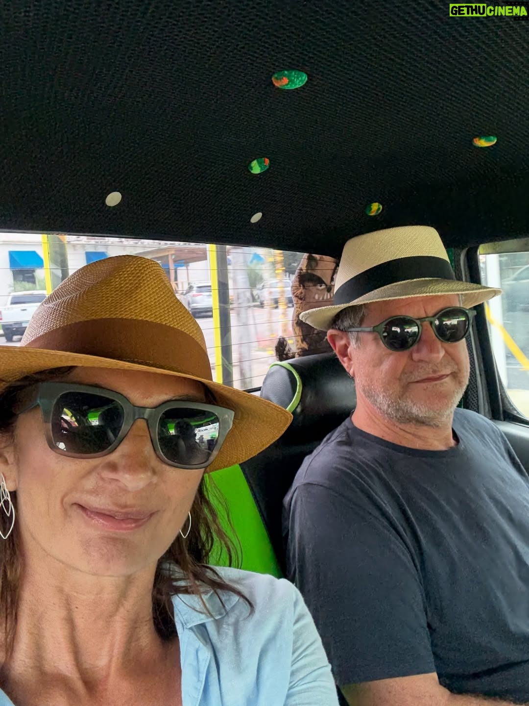 Mariana Arias - 1.3K Likes - Gracias por tan lindas vacaciones! 
Panamá nos sorprendió con su hospitalidad, su gente, su comida de mar, playas increíbles (Bocas Del Toro).
Gracias @olgasinclair por recibirnos en tu casa para esperar el nuevo año! Gran artista Panameña (la mejor) amiga ♥️
Ahi vamos!! Love you @eduardoyeyati