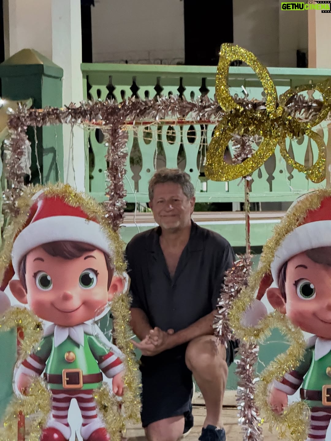 Mariana Arias - 1.3K Likes - Gracias por tan lindas vacaciones! 
Panamá nos sorprendió con su hospitalidad, su gente, su comida de mar, playas increíbles (Bocas Del Toro).
Gracias @olgasinclair por recibirnos en tu casa para esperar el nuevo año! Gran artista Panameña (la mejor) amiga ♥️
Ahi vamos!! Love you @eduardoyeyati