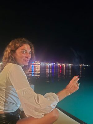 Mariana Arias Instagram - Gracias por tan lindas vacaciones! 
Panamá nos sorprendió con su hospitalidad, su gente, su comida de mar, playas increíbles (Bocas Del Toro).
Gracias @olgasinclair por recibirnos en tu casa para esperar el nuevo año! Gran artista Panameña (la mejor) amiga ♥️
Ahi vamos!! Love you @eduardoyeyati