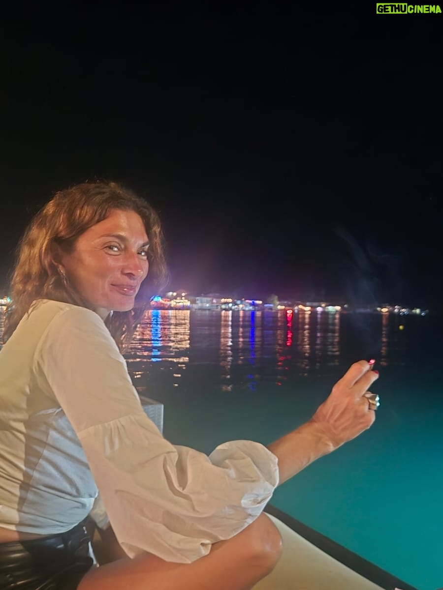 Mariana Arias - 1.3K Likes - Gracias por tan lindas vacaciones! 
Panamá nos sorprendió con su hospitalidad, su gente, su comida de mar, playas increíbles (Bocas Del Toro).
Gracias @olgasinclair por recibirnos en tu casa para esperar el nuevo año! Gran artista Panameña (la mejor) amiga ♥️
Ahi vamos!! Love you @eduardoyeyati