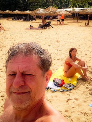 Mariana Arias Instagram - Gracias por tan lindas vacaciones! 
Panamá nos sorprendió con su hospitalidad, su gente, su comida de mar, playas increíbles (Bocas Del Toro).
Gracias @olgasinclair por recibirnos en tu casa para esperar el nuevo año! Gran artista Panameña (la mejor) amiga ♥️
Ahi vamos!! Love you @eduardoyeyati