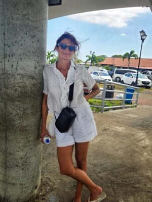 Mariana Arias Instagram - Gracias por tan lindas vacaciones! 
Panamá nos sorprendió con su hospitalidad, su gente, su comida de mar, playas increíbles (Bocas Del Toro).
Gracias @olgasinclair por recibirnos en tu casa para esperar el nuevo año! Gran artista Panameña (la mejor) amiga ♥️
Ahi vamos!! Love you @eduardoyeyati