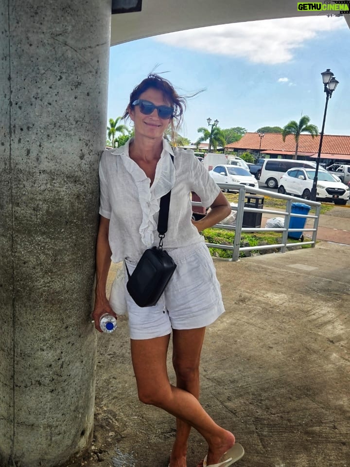 Mariana Arias - 1.3K Likes - Gracias por tan lindas vacaciones! 
Panamá nos sorprendió con su hospitalidad, su gente, su comida de mar, playas increíbles (Bocas Del Toro).
Gracias @olgasinclair por recibirnos en tu casa para esperar el nuevo año! Gran artista Panameña (la mejor) amiga ♥️
Ahi vamos!! Love you @eduardoyeyati