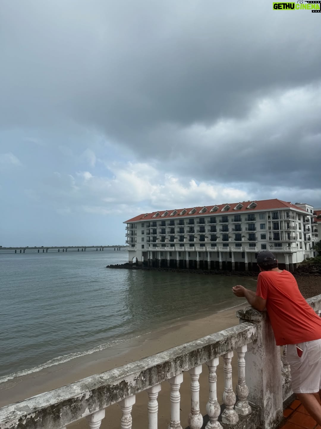 Mariana Arias - 1.3K Likes - Gracias por tan lindas vacaciones! 
Panamá nos sorprendió con su hospitalidad, su gente, su comida de mar, playas increíbles (Bocas Del Toro).
Gracias @olgasinclair por recibirnos en tu casa para esperar el nuevo año! Gran artista Panameña (la mejor) amiga ♥️
Ahi vamos!! Love you @eduardoyeyati