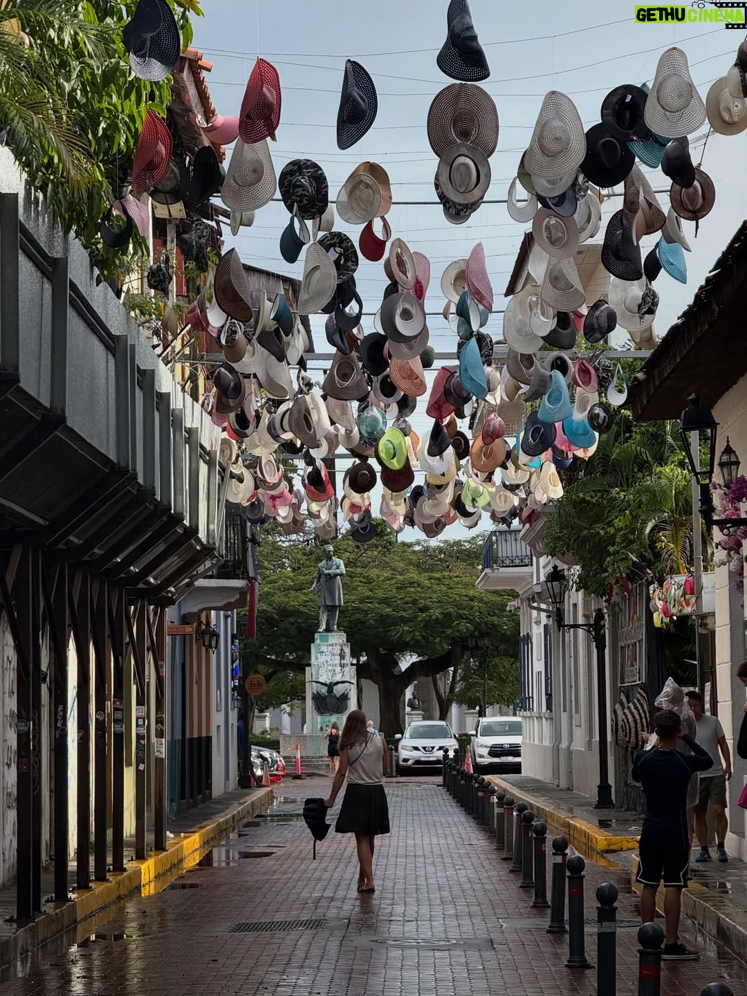 Mariana Arias - 1.3K Likes - Gracias por tan lindas vacaciones! 
Panamá nos sorprendió con su hospitalidad, su gente, su comida de mar, playas increíbles (Bocas Del Toro).
Gracias @olgasinclair por recibirnos en tu casa para esperar el nuevo año! Gran artista Panameña (la mejor) amiga ♥️
Ahi vamos!! Love you @eduardoyeyati