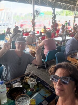 Mariana Arias Instagram - Gracias por tan lindas vacaciones! 
Panamá nos sorprendió con su hospitalidad, su gente, su comida de mar, playas increíbles (Bocas Del Toro).
Gracias @olgasinclair por recibirnos en tu casa para esperar el nuevo año! Gran artista Panameña (la mejor) amiga ♥️
Ahi vamos!! Love you @eduardoyeyati