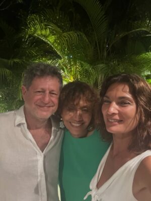 Mariana Arias Instagram - Gracias por tan lindas vacaciones! 
Panamá nos sorprendió con su hospitalidad, su gente, su comida de mar, playas increíbles (Bocas Del Toro).
Gracias @olgasinclair por recibirnos en tu casa para esperar el nuevo año! Gran artista Panameña (la mejor) amiga ♥️
Ahi vamos!! Love you @eduardoyeyati