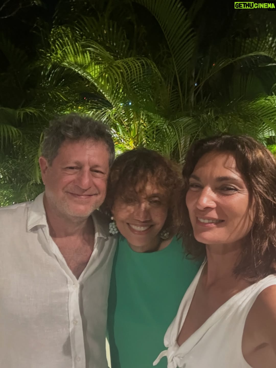 Mariana Arias - 1.3K Likes - Gracias por tan lindas vacaciones! 
Panamá nos sorprendió con su hospitalidad, su gente, su comida de mar, playas increíbles (Bocas Del Toro).
Gracias @olgasinclair por recibirnos en tu casa para esperar el nuevo año! Gran artista Panameña (la mejor) amiga ♥️
Ahi vamos!! Love you @eduardoyeyati