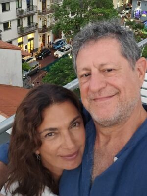 Mariana Arias Instagram - Gracias por tan lindas vacaciones! 
Panamá nos sorprendió con su hospitalidad, su gente, su comida de mar, playas increíbles (Bocas Del Toro).
Gracias @olgasinclair por recibirnos en tu casa para esperar el nuevo año! Gran artista Panameña (la mejor) amiga ♥️
Ahi vamos!! Love you @eduardoyeyati