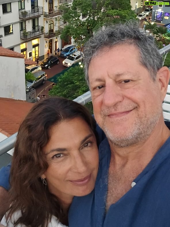 Mariana Arias - 1.3K Likes - Gracias por tan lindas vacaciones! 
Panamá nos sorprendió con su hospitalidad, su gente, su comida de mar, playas increíbles (Bocas Del Toro).
Gracias @olgasinclair por recibirnos en tu casa para esperar el nuevo año! Gran artista Panameña (la mejor) amiga ♥️
Ahi vamos!! Love you @eduardoyeyati