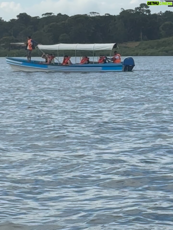 Mariana Arias - 1.3K Likes - Gracias por tan lindas vacaciones! 
Panamá nos sorprendió con su hospitalidad, su gente, su comida de mar, playas increíbles (Bocas Del Toro).
Gracias @olgasinclair por recibirnos en tu casa para esperar el nuevo año! Gran artista Panameña (la mejor) amiga ♥️
Ahi vamos!! Love you @eduardoyeyati
