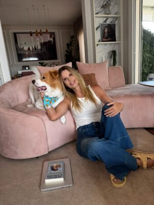 Mariana Kupfer Instagram - Segunda Feira combina com jeans, camiseta branca, e mails e WhatsAppās respondidos, e claro muito chamego com meus dogs.
Olhem a Ćŗltima foto, a carinha do Chico e da Mia que fofura ā¤ļø