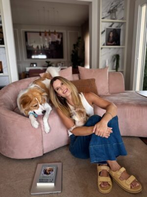 Mariana Kupfer Instagram - Segunda Feira combina com jeans, camiseta branca, e mails e WhatsAppās respondidos, e claro muito chamego com meus dogs.
Olhem a Ćŗltima foto, a carinha do Chico e da Mia que fofura ā¤ļø