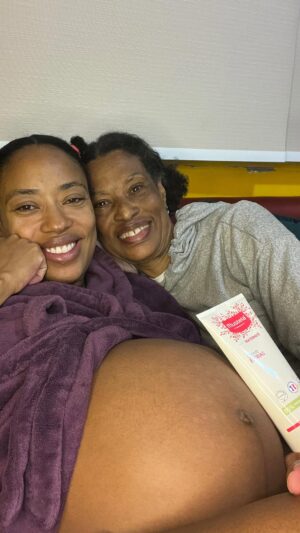 Mariana Nunes Instagram - 25 de julho,
Dia Internacional da Mulher Negra Latino-Americana e Caribenha

A gente aprendeu a se forjar no cuidado entre nós.
Cuidado com o que é seu e cuidado com o que é do outro porque o que é do outro é nosso também, 
também somos nós!

Eu sou porque nós somos.

São séculos de carência e precariedade, onde aprendemos que somos nós por nós.
Tenho muito orgulho das minhas origens, das minhas raízes, das mulheres que me antecederam e da mulher que me torno a cada dia, dando cada vez mais valor ao auto cuidado, ao cuidado com as mais velhas e, agora, o cuidado com essas duas vidinhas que estão chegando.
Mustela tem sido bem presente nessa parte da minha história.