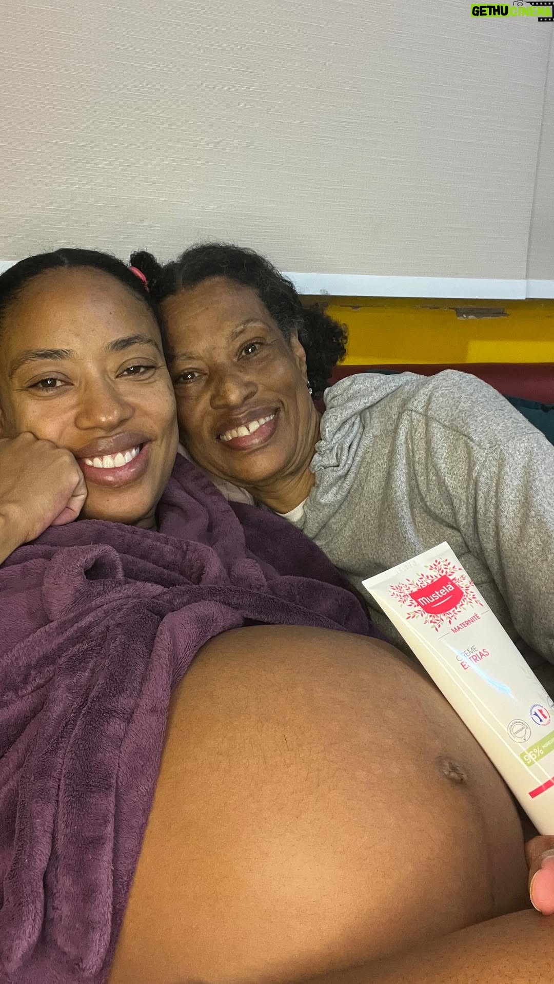 Mariana Nunes - 4.2K Likes - 25 de julho,
Dia Internacional da Mulher Negra Latino-Americana e Caribenha

A gente aprendeu a se forjar no cuidado entre nós.
Cuidado com o que é seu e cuidado com o que é do outro porque o que é do outro é nosso também, 
também somos nós!

Eu sou porque nós somos.

São séculos de carência e precariedade, onde aprendemos que somos nós por nós.
Tenho muito orgulho das minhas origens, das minhas raízes, das mulheres que me antecederam e da mulher que me torno a cada dia, dando cada vez mais valor ao auto cuidado, ao cuidado com as mais velhas e, agora, o cuidado com essas duas vidinhas que estão chegando.
Mustela tem sido bem presente nessa parte da minha história.