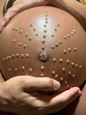 Mariana Nunes Instagram - socorro Deus!
acho que engoli uma melancia… 😳🤰🏿🍉🤣
(contém ironia 😉)